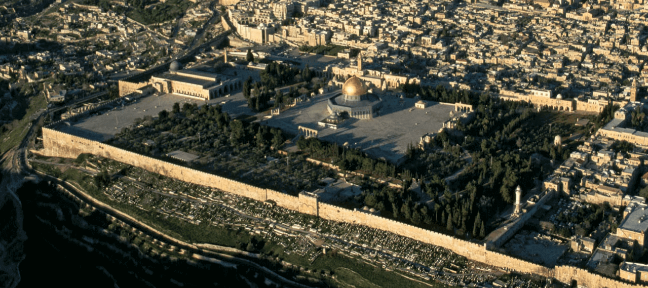 Харам аль-Шариф. В центре изображения – Купол Скалы, мечеть аль-Акса расположена слева.