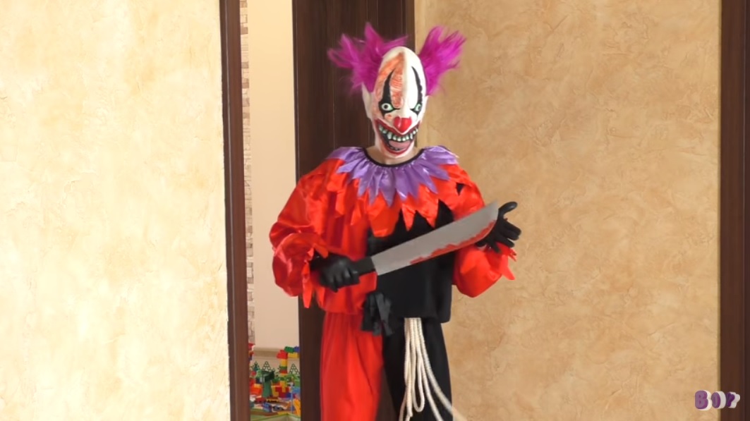 Клоун-убийца с окровавленным ножом