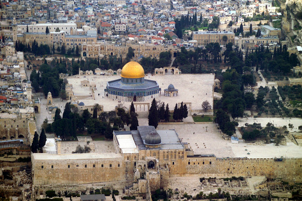 Вид Харама аш-Шариф сверху. Купол Скалы находится в центре изображения, а сама мечеть аль-Акса – на переднем плане (с серебряным куполом).