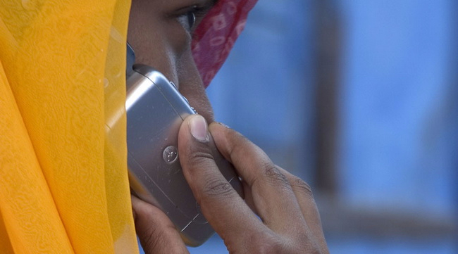 В индийской деревне женщинам запретили пользоваться мобильными телефонами