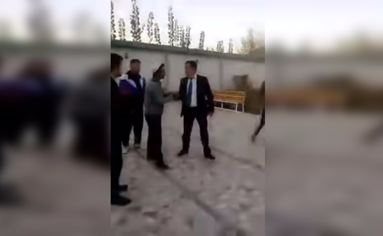 В Таджикистане возмущены поведением чиновника в мечети