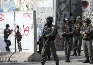 Израильские войска убили 2 палестинцев и ранили около 500