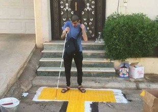 Фото: В Саудовской Аравии для слепых создали дорожку, ведущую к мечети