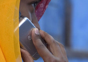 В индийской деревне женщинам запретили пользоваться мобильными телефонами