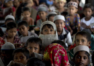 Видео: Дети рохинья продолжают учить Коран в лагерях для беженцев