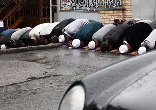 Во Франции полиция будет пресекать молитвы мусульман на улицах городов
